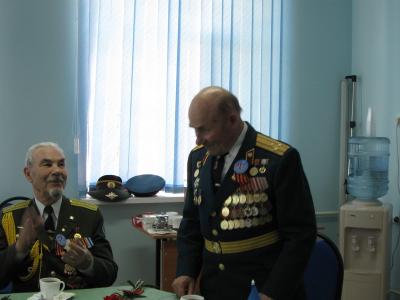 Анатолий Иванов (на фото справа)